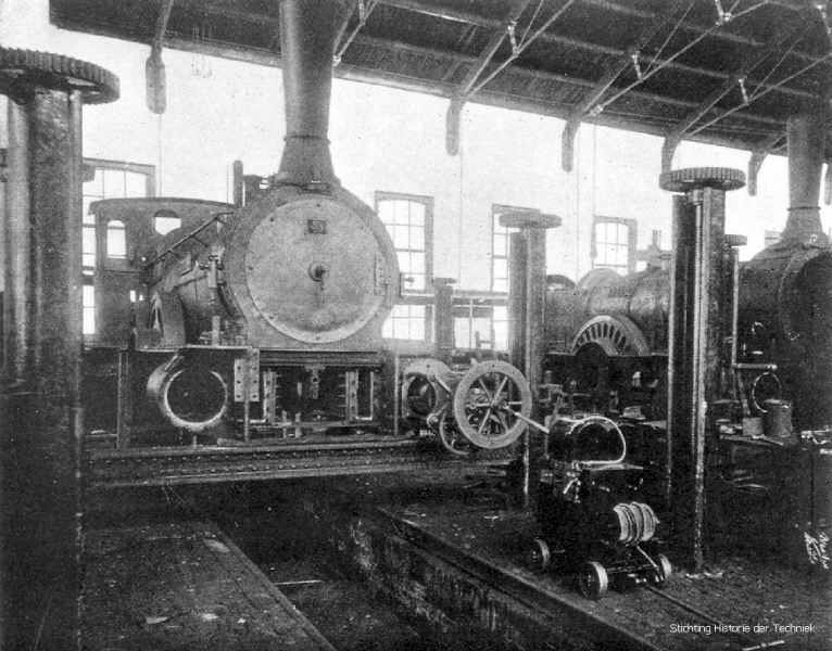 Bestand:Haarlem HYSM Centrale werkplaats uitboren cilinders loc 1899.jpg